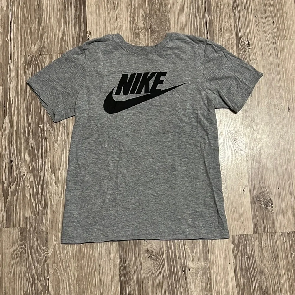 Nike T-Shirt - Picture 1 of 3